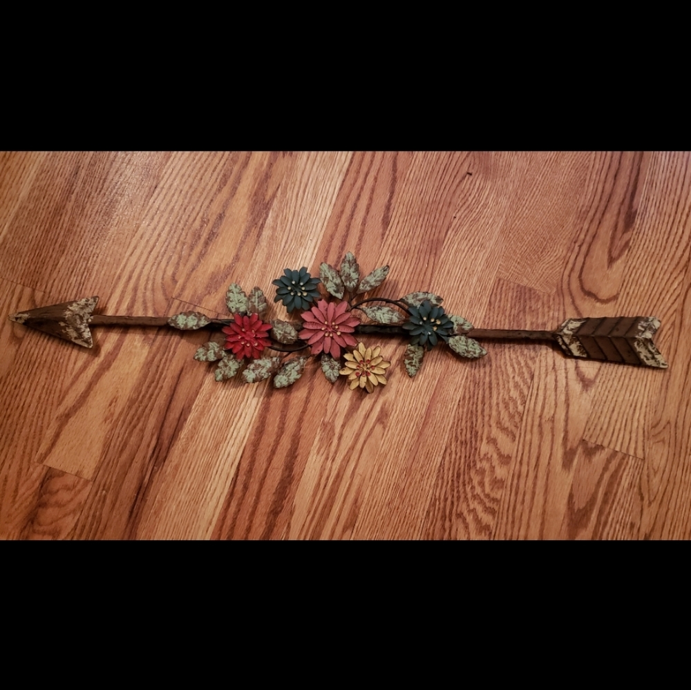Decorative metal wall arrow